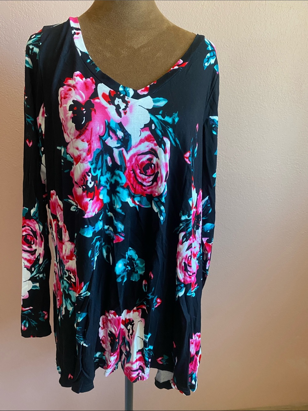 AWULIFFAN Floral V-Neck Tunic Top in Black with Pink & Teal Blooms